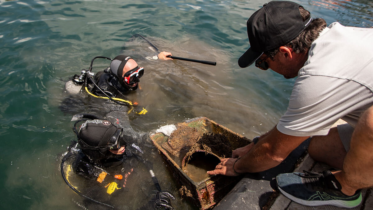Mergulhadores recolhem lixo sub-aquático
